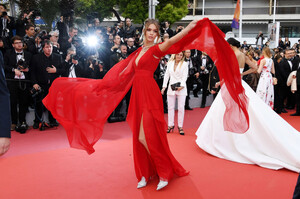 1395803806_JosephineSkriver-CannesFilmFestival2019_05.20LaBelleEpoqueRedCarpet36.thumb.jpg.e6d4d2fd667abdb17ad014866cddd67e.jpg