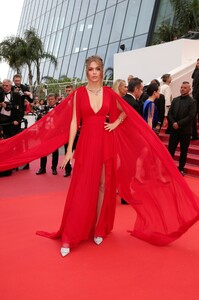 2042104342_JosephineSkriver-CannesFilmFestival2019_05.20LaBelleEpoqueRedCarpet13.thumb.jpg.308cc2abb8740d9f783ad271b06dd873.jpg