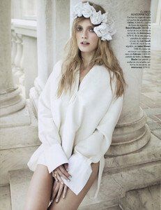 689279787_ConstanceJablonski(VogueSpainFeb2011)(9).thumb.jpg.fad0f251550671e0861d69099a65e27f.jpg