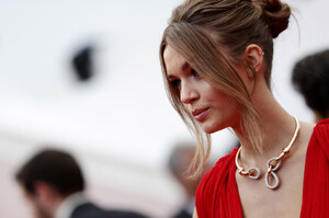 888742228_JosephineSkriver-CannesFilmFestival2019_05.20LaBelleEpoqueRedCarpet39.thumb.jpg.7c20e9d0c60a59911bda37ce4ada94bb.jpg