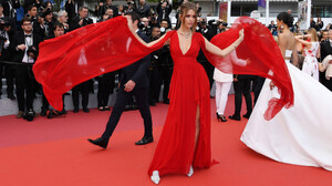 975374169_JosephineSkriver-CannesFilmFestival2019_05.20LaBelleEpoqueRedCarpet43.thumb.jpg.8ff39aaec2da664def2038ca69055a67.jpg