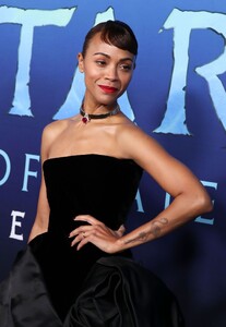 zoe-saldana-avatar-the-way-of-water-premiere-in-los-angeles-12-12-2022-7.jpg