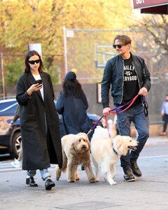 irina-shayk-and-bradley-cooper-out-for-a-walk-in-new-york-11-07-2022-6.jpg