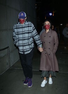 mila-kunis-and-ashton-kutcher-exits-the-la-lakers-vs-brooklyn-nets-in-los-angeles-11-13-2022-1.jpg