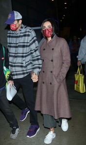 mila-kunis-and-ashton-kutcher-exits-the-la-lakers-vs-brooklyn-nets-in-los-angeles-11-13-2022-6.jpg