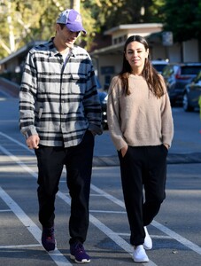 mila-kunis-and-ashton-kutcher-out-in-los-angeles-11-13-2022-3.jpg