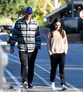 mila-kunis-and-ashton-kutcher-out-in-los-angeles-11-13-2022-4.jpg