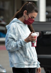 mila-kunis-at-starbucks-in-beverly-hills-11-29-2022-0.jpg