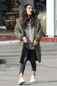 mila-kunis-at-the-beverly-glen-deli-in-bel-air-01-12-2023-3.jpg