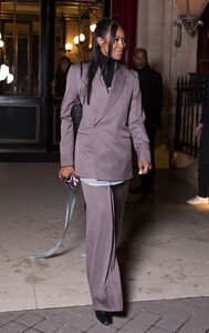 naomi-campbell-leaves-hotel-la-reserve-at-paris-fashion-week-01-21-2023-4.jpg