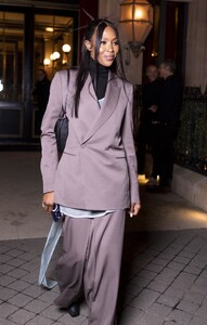 naomi-campbell-leaves-hotel-la-reserve-at-paris-fashion-week-01-21-2023-6.jpg