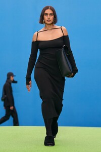 00024-Jacquemus-Fall-21-credit-imaxtree-courtesy-of-Jacquemus.thumb.jpg.d471f29f657bdf38eddbdceddbb00a0b.jpg