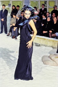 009-john-galliano-fall-1995-ready-to-wear-CN10021406.jpg