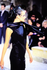 009-john-galliano-fall-1995-ready-to-wear-detail-08-CN10021440.jpg