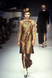 1624154558_NinaRicci1996HauteCouture37.thumb.jpg.35730f745b8d40e5fc5c8f4708056ba9.jpg