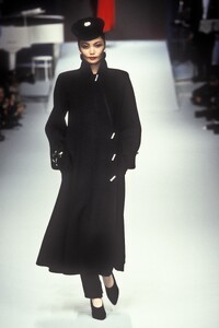 1701344788_NinaRicci1996HauteCouture31.thumb.jpg.46d1f4d32887e093456fb6bb9ccc35b5.jpg