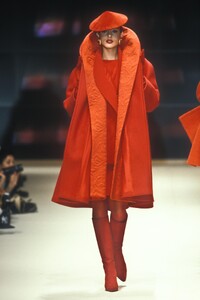 1988927967_NinaRicci1995HauteCouture3.thumb.jpg.1f61d4d8e62eb85201ca6d7d393efa23.jpg