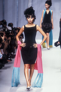 368404018_KarlLagerfeld1996WomenRTW91.thumb.jpg.115381de88e25b6d6beb1ec1b240f44c.jpg