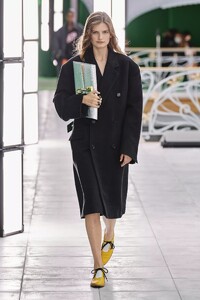 defile-louis-vuitton-printemps-ete-2021-paris-look-19.thumb.jpg.aeff12e3a414b60d0d31530004ad12f7.jpg