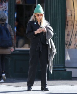 kate-hudson-out-for-lunch-at-bar-pitti-in-new-york-02-20-2023-1.jpg