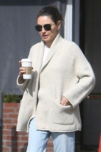 mila-kunis-out-for-coffee-with-a-friend-in-los-angeles-02-13-2023-2.jpg