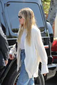 sofia-richie-shopping-on-melrose-place-in-west-hollywood-05-09-2022-5.jpg