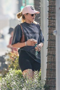 sofia-richie-wears-a-los-angeles-is-a-myth-t-shirt-beverly-hills-10-05-2022-3.jpg