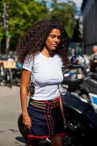 tina-kunakey-arrives-at-paco-rabanne-fashion-show-in-paris-07-03-2022-3.jpg