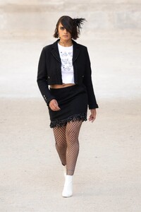 00014-Chanel-Resort-2022.thumb.jpg.1bc9709d415a3f213555fd0111040fe7.jpg