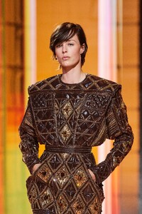 00106-Balmain-Details-Spring-22-RTW-Paris-credit-gorunway.thumb.jpg.e5bf3d0413bbeed86360906d6fd09620.jpg