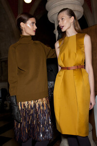 1137114568_NicoleFarhiFall2012Backstage13.thumb.jpg.bef1142f347017bbf222ea253eab8445.jpg