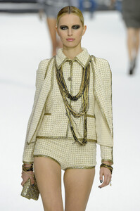 131101045_Chanel2011WomenRTW70.thumb.jpg.831f6d81194e500cfde8fcba5eaa7b61.jpg