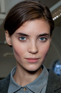 1327459783_MargaretHowellFall2012Backstage3.thumb.jpg.07294463dbd56e1d74f47a5f0fe89045.jpg