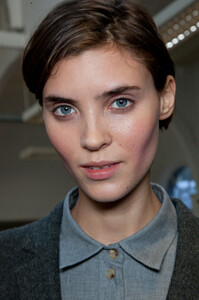 1340325501_MargaretHowellFall2012Backstage4.thumb.jpg.494d11fd7f221fe7a83054c8b9c21530.jpg