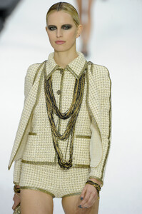 2025515859_Chanel2011WomenRTW71.thumb.jpg.e2929015dd373738e43c16dc78dc9be7.jpg