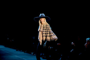 829564124_ysl-rtw-ss2013-candids-018_190239309840vogue.thumb.jpg.0a4d2d70c60d409c370d04ee873cfff2.jpg