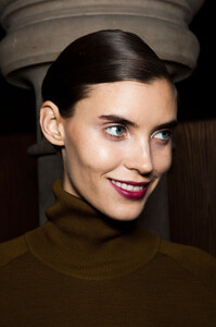 908600495_NicoleFarhiFall2012Backstage8.thumb.jpg.c670cc3f01133849241442c79a9965a2.jpg