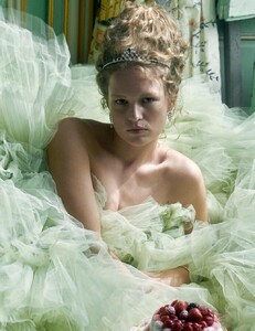 Anna-Ewers-Royal-Fashion-Editorial11.thumb.jpg.fa642c6eda6f1e4ad053bb8a5438e739.jpg