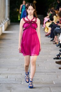 defile-alberta-ferretti-printemps-ete-2022-milan-look-34.thumb.jpg.62bd56f3b650249c646286c682bc709a.jpg