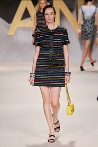 defile-chanel-printemps-ete-2022-paris-look-31.thumb.jpg.cd20dc731d2a13234daca89f0a845f1f.jpg