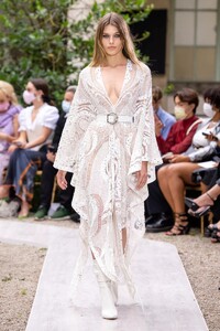 defile-zuhair-murad-automne-hiver-2021-2022-paris-look-1.thumb.jpg.ff092d05d7b1cc047c907924f317affc.jpg