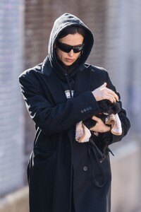 irina-shayk-out-with-her-puppy-in-new-york-03-07-2023-2.jpg