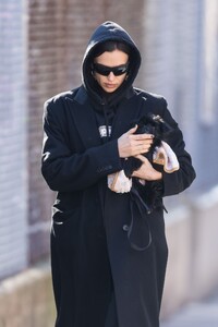 irina-shayk-out-with-her-puppy-in-new-york-03-07-2023-6.jpg