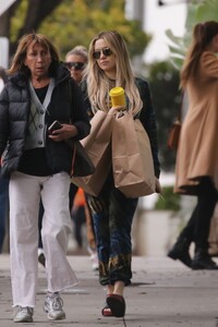 kate-hudson-shopping-for-groceries-and-coffee-at-la-la-land-cafe-in-brentwood-03-16-2023-6.jpg