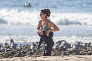 leighton-meester-at-a-surf-session-in-malibu-02-09-2022-2.jpg