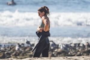 leighton-meester-at-a-surf-session-in-malibu-02-09-2022-3.jpg