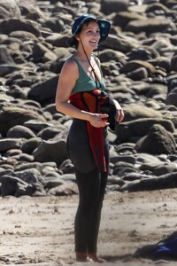 leighton-meester-at-a-surf-session-in-malibu-02-09-2022-9.jpg