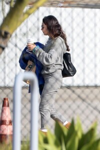 mila-kunis-and-ashton-kutcher-loading-up-their-luggage-in-los-angeles-03-04-2023-1.jpg