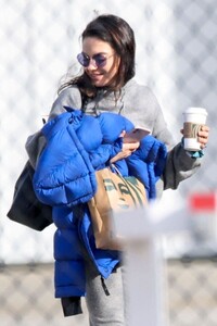 mila-kunis-and-ashton-kutcher-loading-up-their-luggage-in-los-angeles-03-04-2023-6.jpg