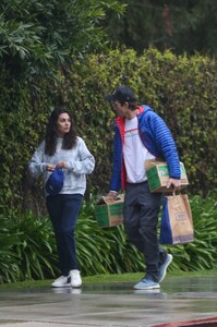 mila-kunis-and-ashton-kutcher-out-in-los-angeles-03-14-2023-5.jpg